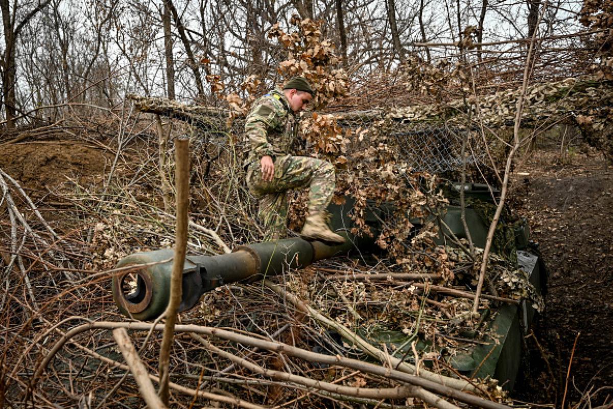 Soldados ucranianos ocultan tanque en Zaporiyia, en una imagen de archivo.