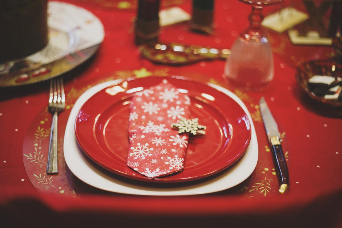 Imagen de archivo de una mesa navideña.