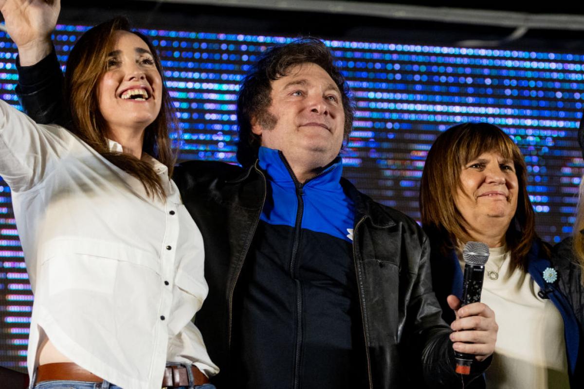 Javier Milei, en el centro, y Patricia Bullrich, en la fiesta de la victoria electoral de la ultraderecha en Argentina.