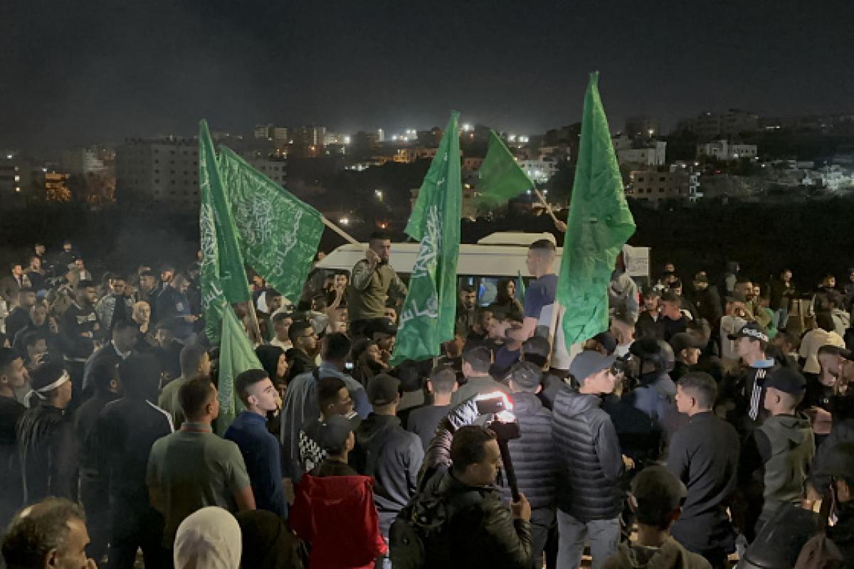 Palestinos aguardan este viernes fuera de la prisión israelí de Ofer, en Cisjordania, a la liberación de los presos antes de que esta se produjera.