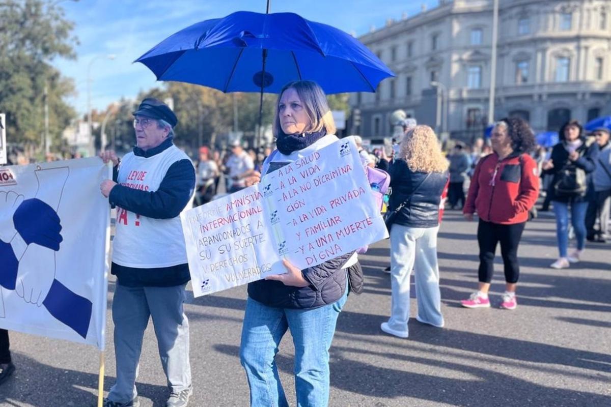 Cientos de personas recuerdan en Sol a los fallecidos en las residencias en la pandemia.