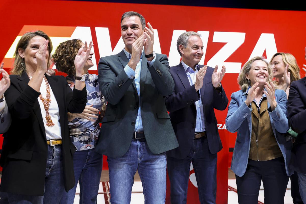 El presidente del Gobierno, Pedro Sánchez (c), junto al expresidente José Luis Rodríguez Zapatero.