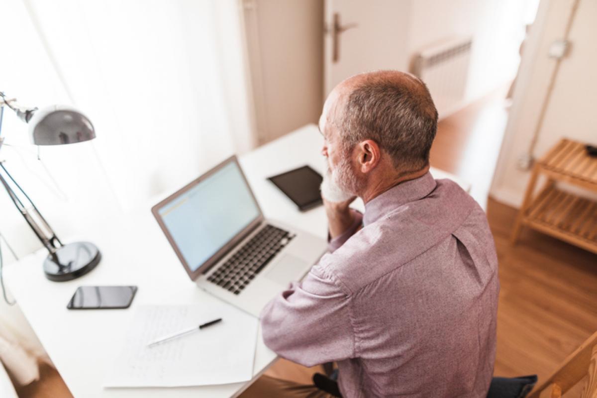 Imagen de archivo de una persona ante un portátil.