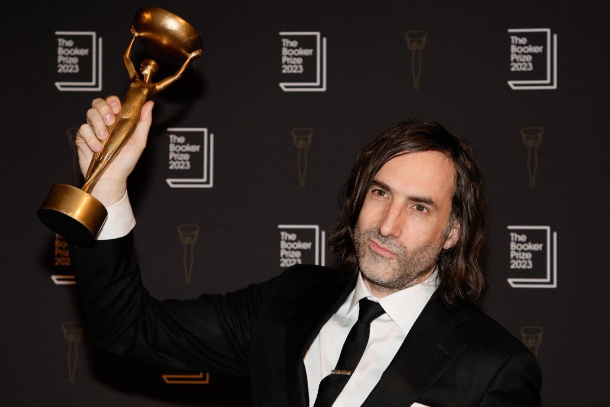 Paul Lynch levanta el trofeo que lo reconoce como ganador del Premio Booker 2023.