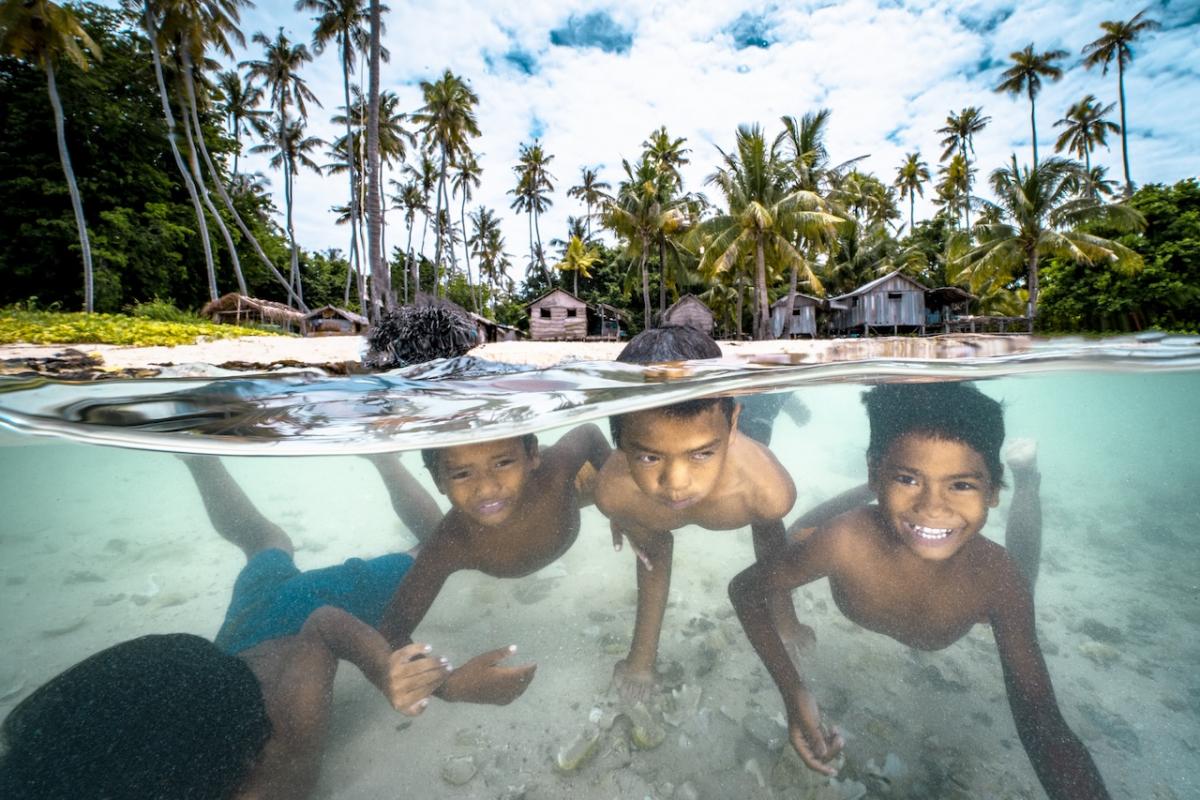 Un grupo de niños de la tribu de los Bajau, sumergidos en aguas de Tailandia.