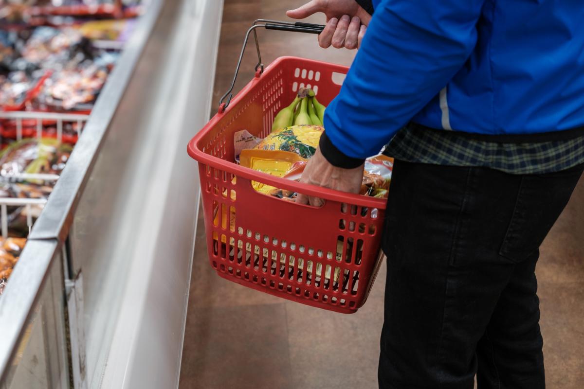 Una persona haciendo la compra en un supermercado.