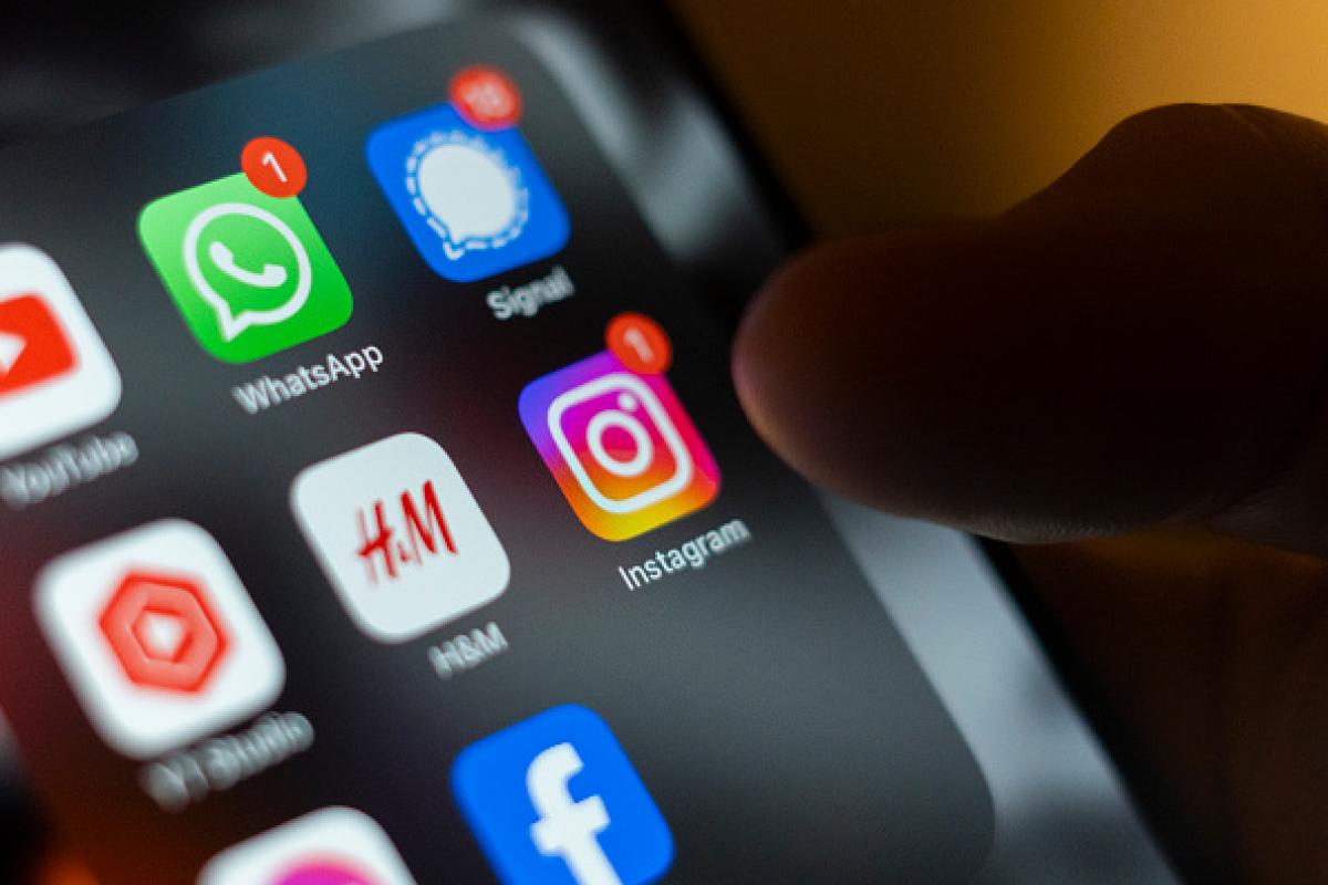 Imagen de archivo de la pantalla de un móvil con varias app, entre ellas, WhatsApp.