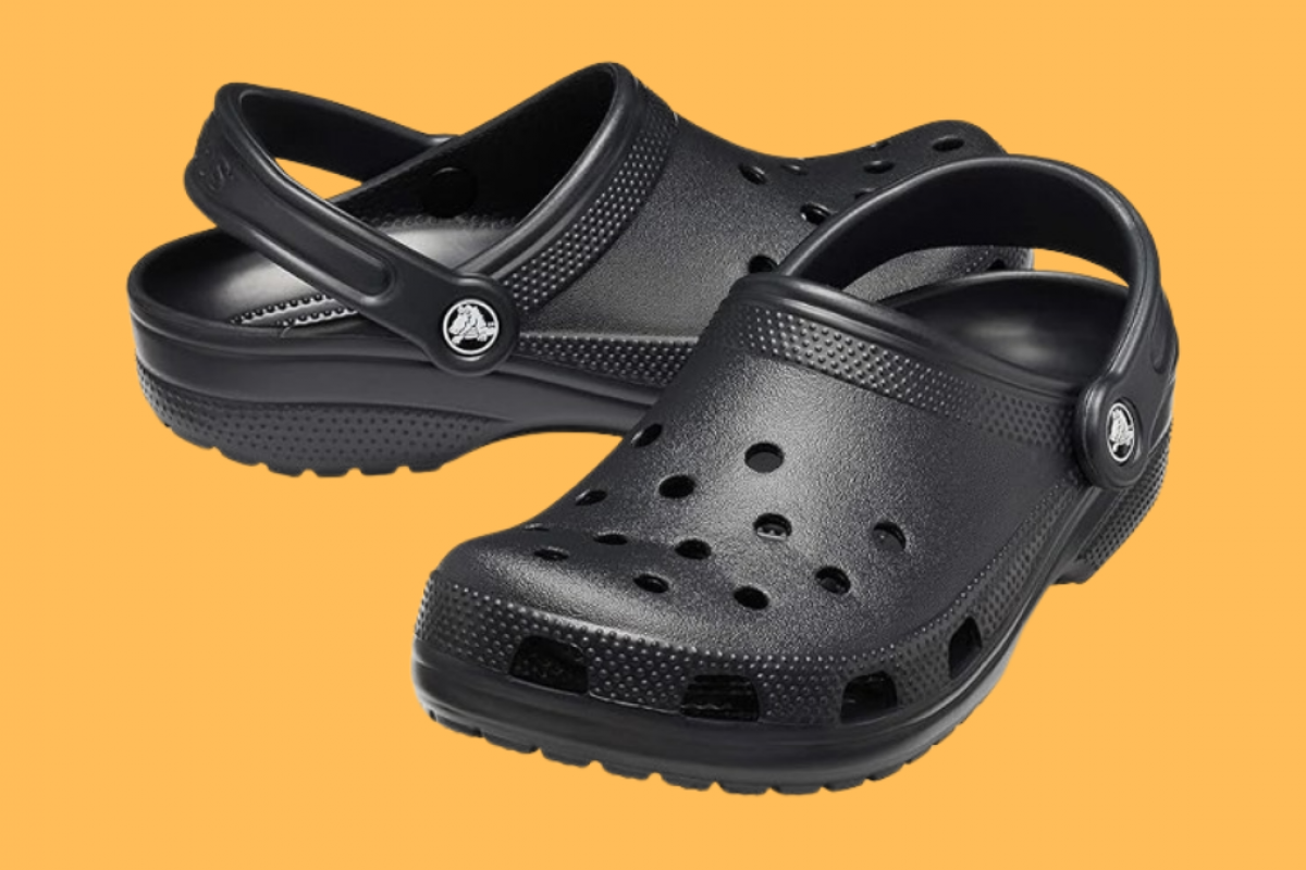 Zuecos Crocs cómodos y resistentes.