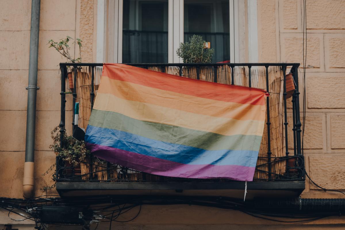 Bandera LGTBI en un balcón.