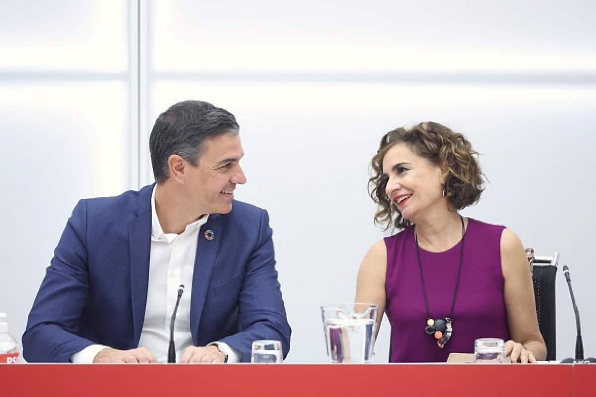 El presidente del Gobierno, Pedro Sánchez, y la ministra de Hacienda, María Jesús Montero, en una imagen de archivo.