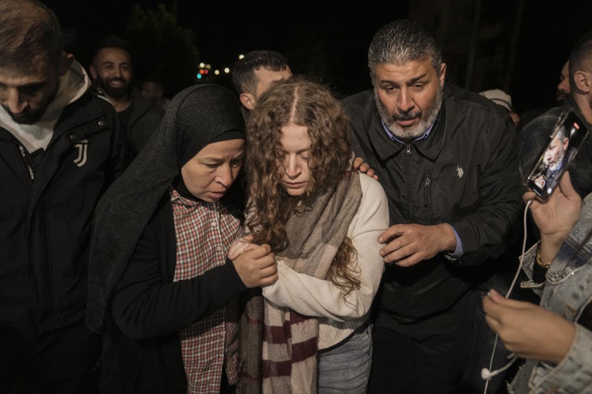 La activista palestina Ahed Tamimi, en el centro, excarcelada anoche en Israel.