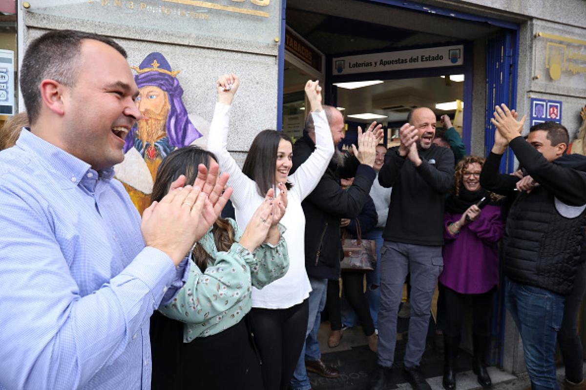 Celebración de los empleados de la administración de San Lorenzo de El Escorial en la que cayó 'El Gordo' en el sorteo de Navidad de 2022.