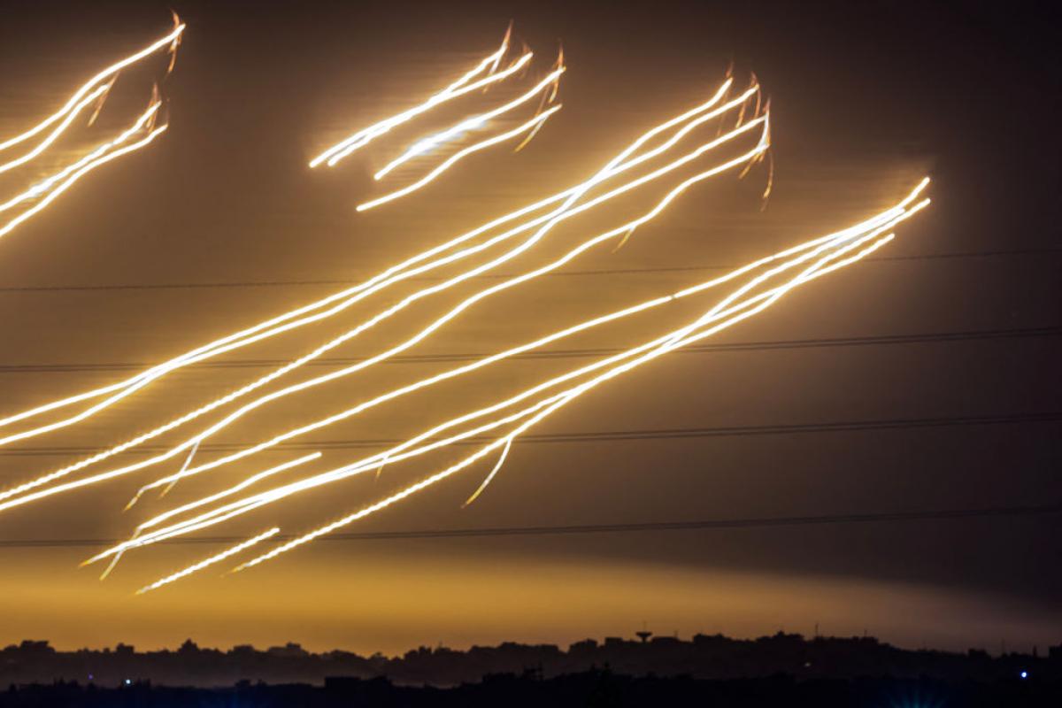 El cielo de Gaza vuelve a mostrar luces de misiles y otros artefactos tras el fin de la tregua