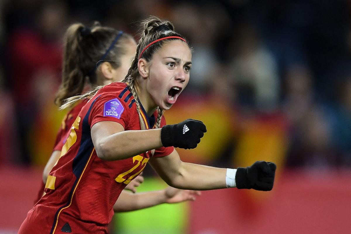 Athenea del Castillo celebra su gol a Suecia