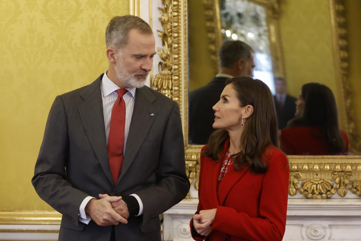 Los reyes Felipe y Letizia, en una reunión con el Patronato del Instituto Cervantes en Aranjuez este lunes.