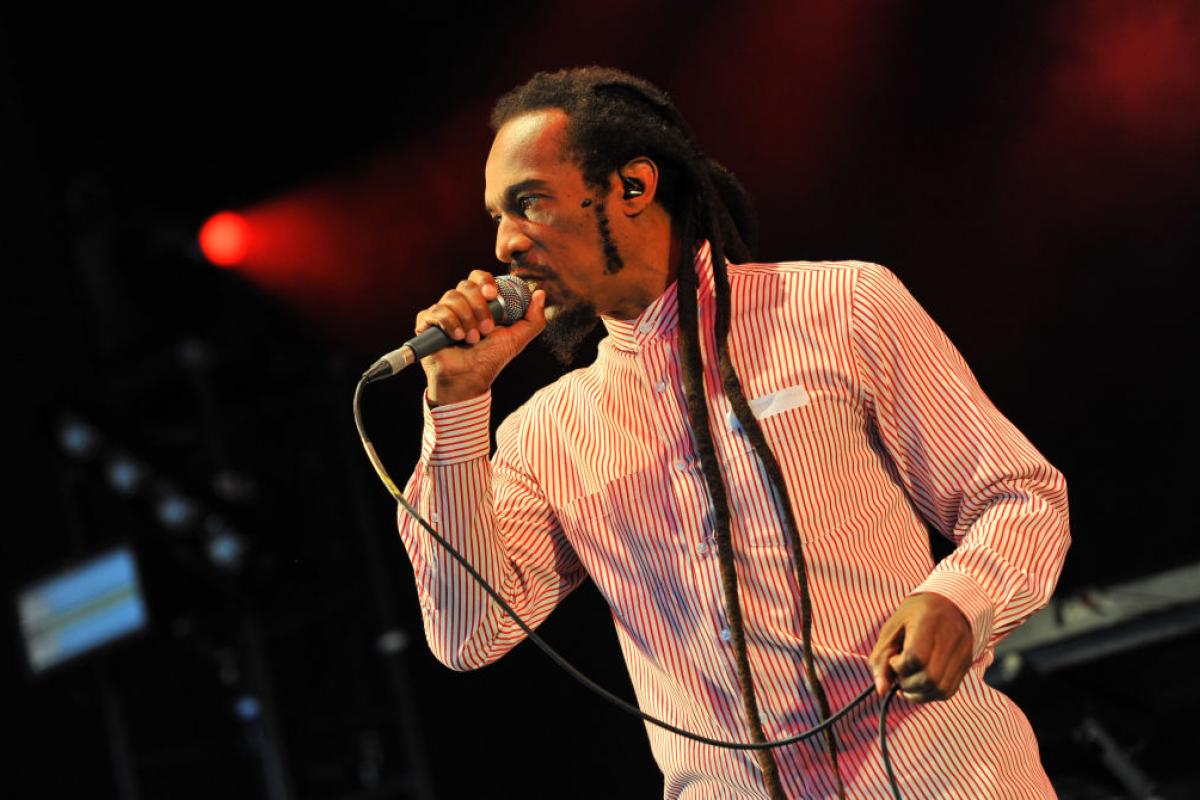 Benjamin Zephaniah y The Revolutionary Minds, durante una actuación en 2017.