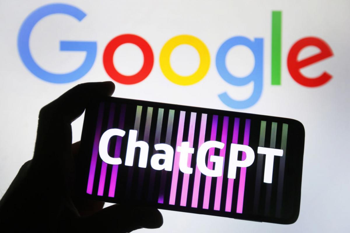 Ilustración con el logo de ChatGPT frente a uno de Google.