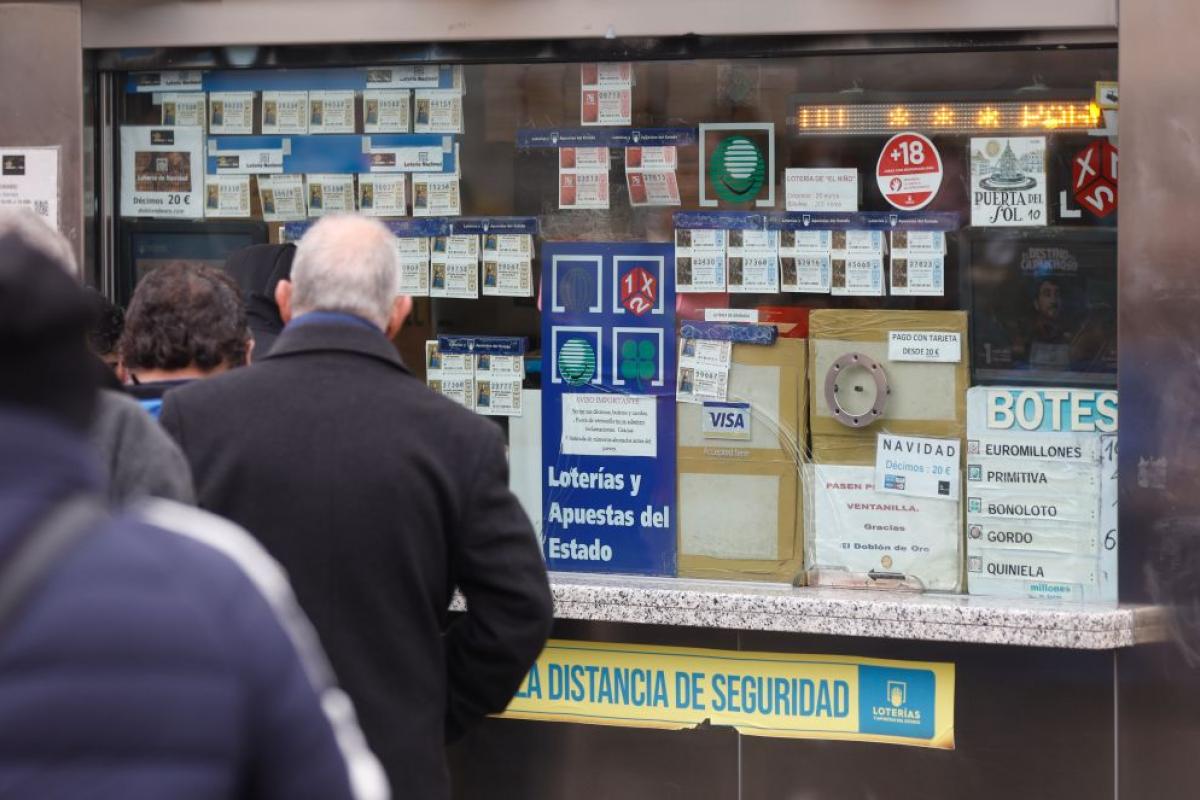 Imagen de archivo de personas haciendo cola para comprar un décimo de Lotería de Navidad.