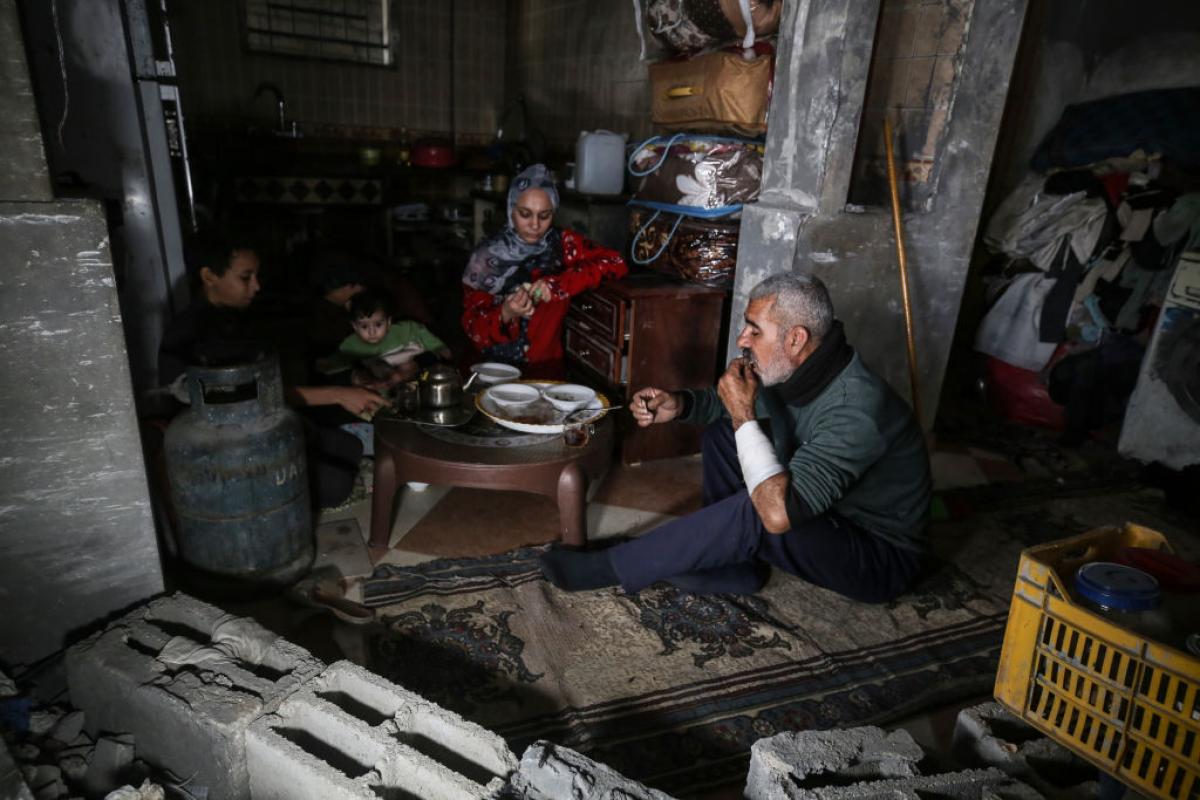 Una familia palestina comiendo en Gaza.