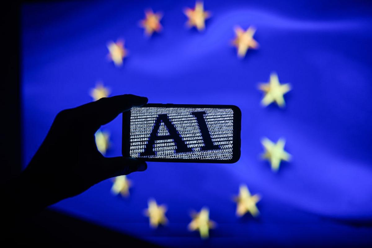 Una ilustración de la inteligencia artificial frente a una bandera de la UE