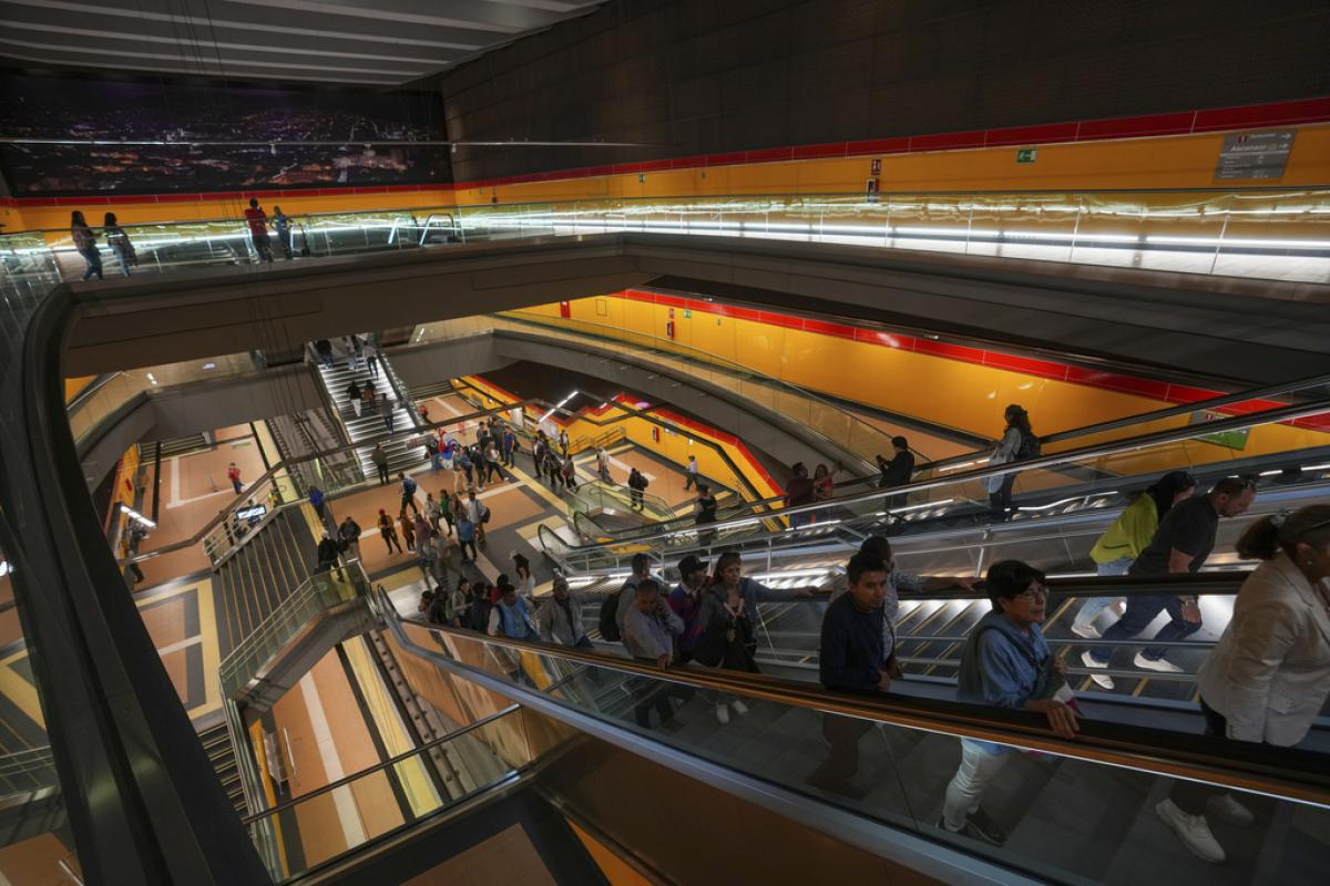 Acceso a los andenes del Metro de Quito, construido por la española Acciona.