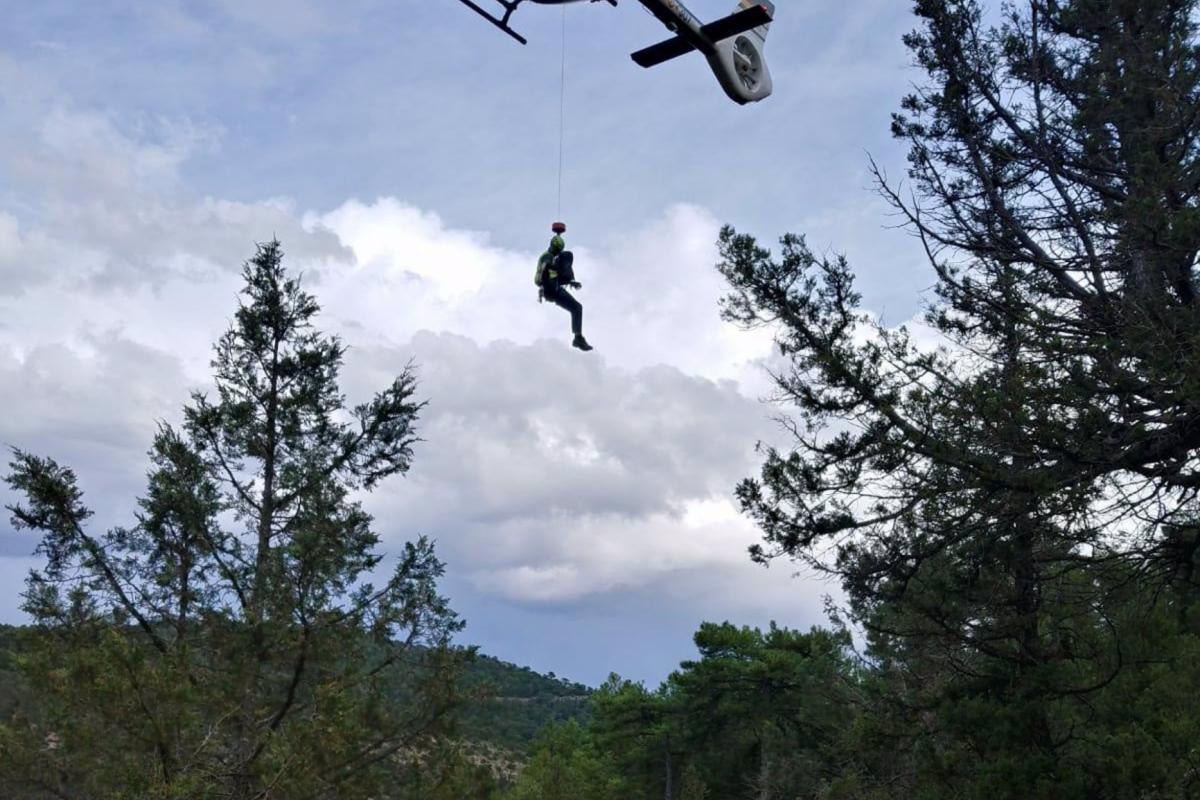 En el rescate ha intervenido el helicóptero de la Guardia Civil.