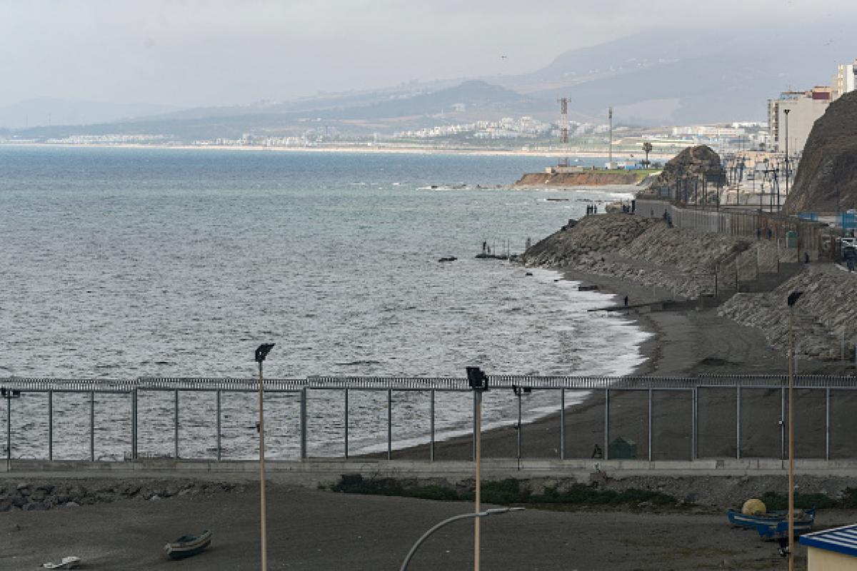 Imagen de archivo de la valla fronteriza de Ceuta con Marruecos, en la playa de El Tarajal.
