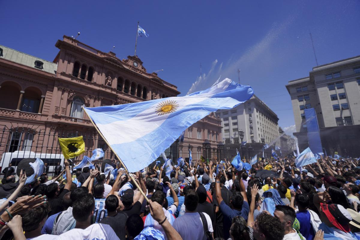 Seguidores de Milei siguen su discurso desde la Casa Rosada tras ser investido presidente de Argentina.