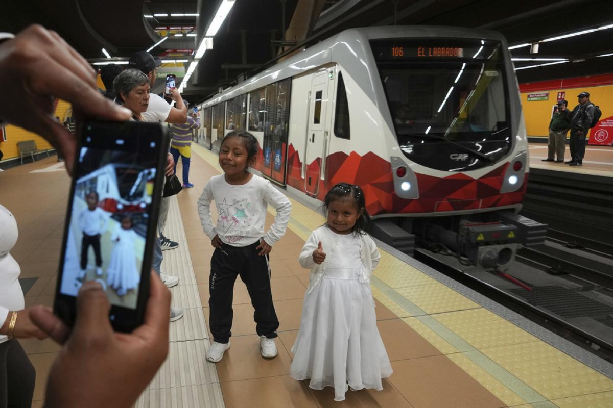 Un tren del Metro de Quito entra en una de las 15 estaciones de la red construida por Acciona.