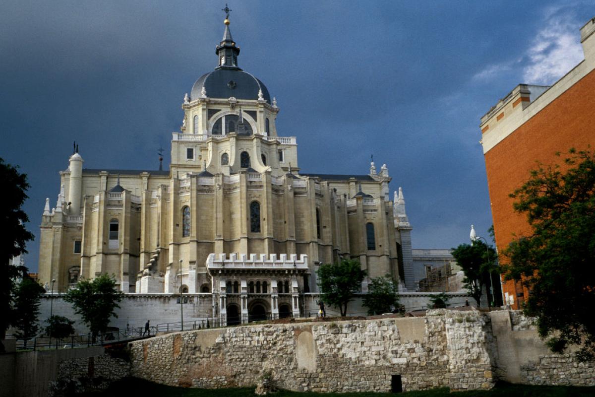 Catedral de la Almudena y, a sus pies, restos de la muralla árabe.