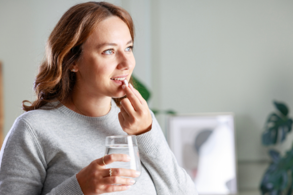 Mujer tomando citrato de magnesio, para qué sirve el citrato de magnesio.