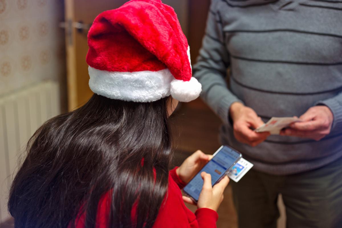 Imagen de archivo de una chica con un décimo de lotería.
