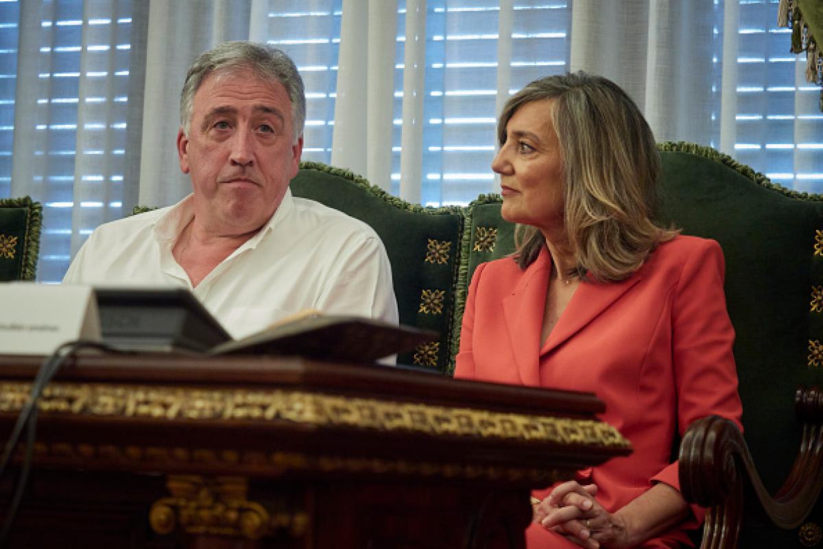 Joseba Asiron (EH Bildu) y Cristina Ibarrola (UPN), alcaldesa de Pamplona, en una imagen de archivo.