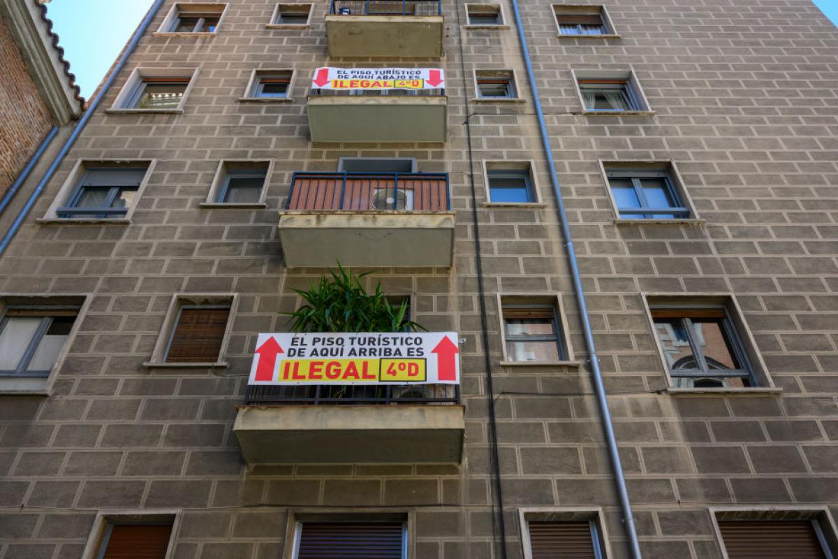Vecinos de un edificio en la Plaza Mayor cuelga carteles contra los pisos turísticos.
