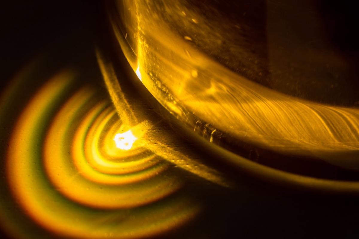 Detalle del reflejo en una botella con aceite de oliva.