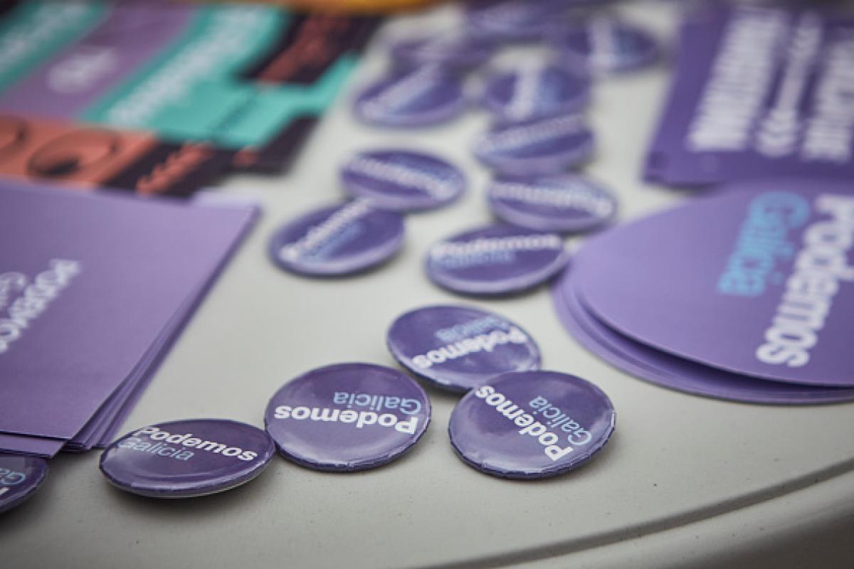 Imagen de archivo de chapas e información electoral de Podemos Galicia.