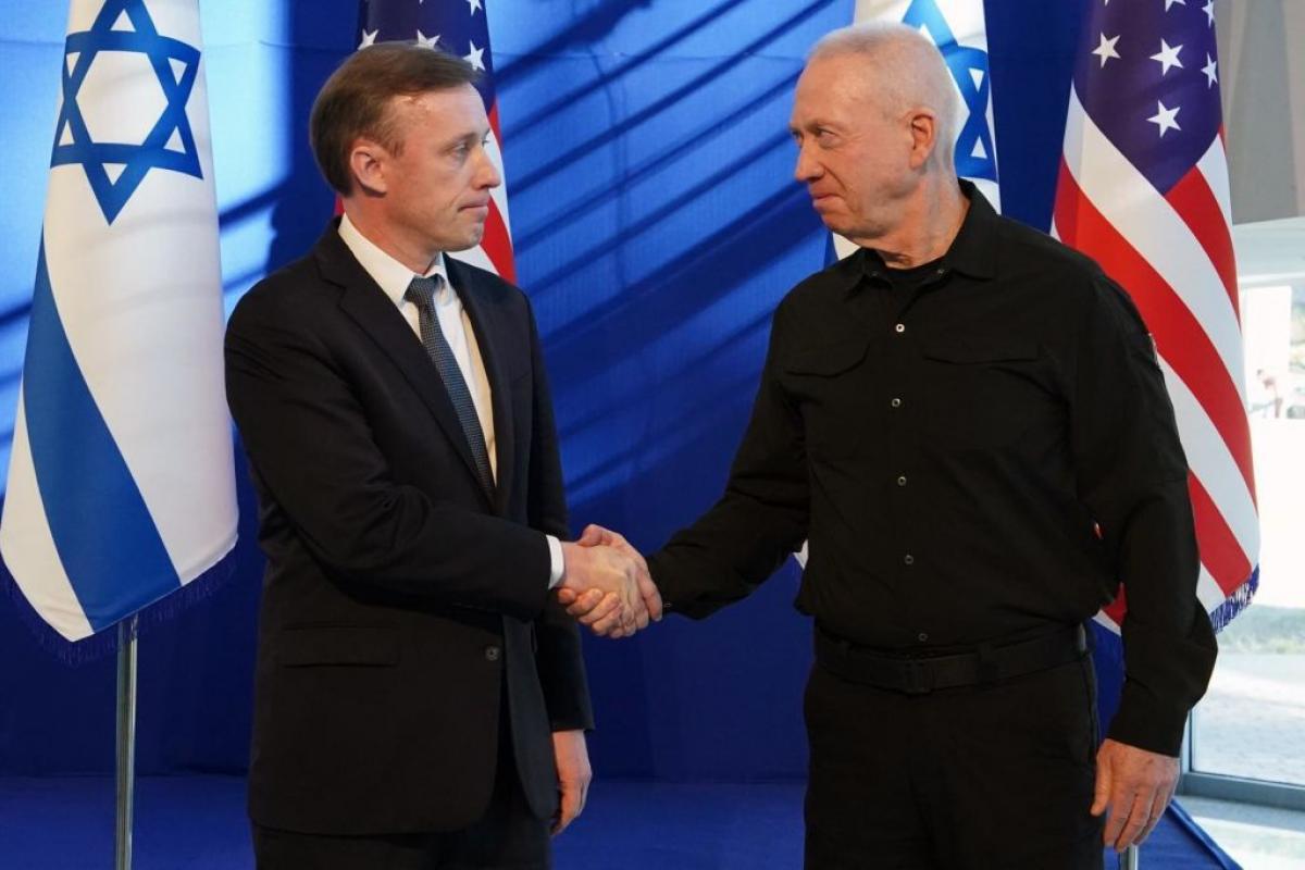 El asesor de seguridad nacional, Jake Sullivan (izq.), se reúne con el ministro de Defensa israelí, Yoav Gallant (der.), en Tel Aviv.