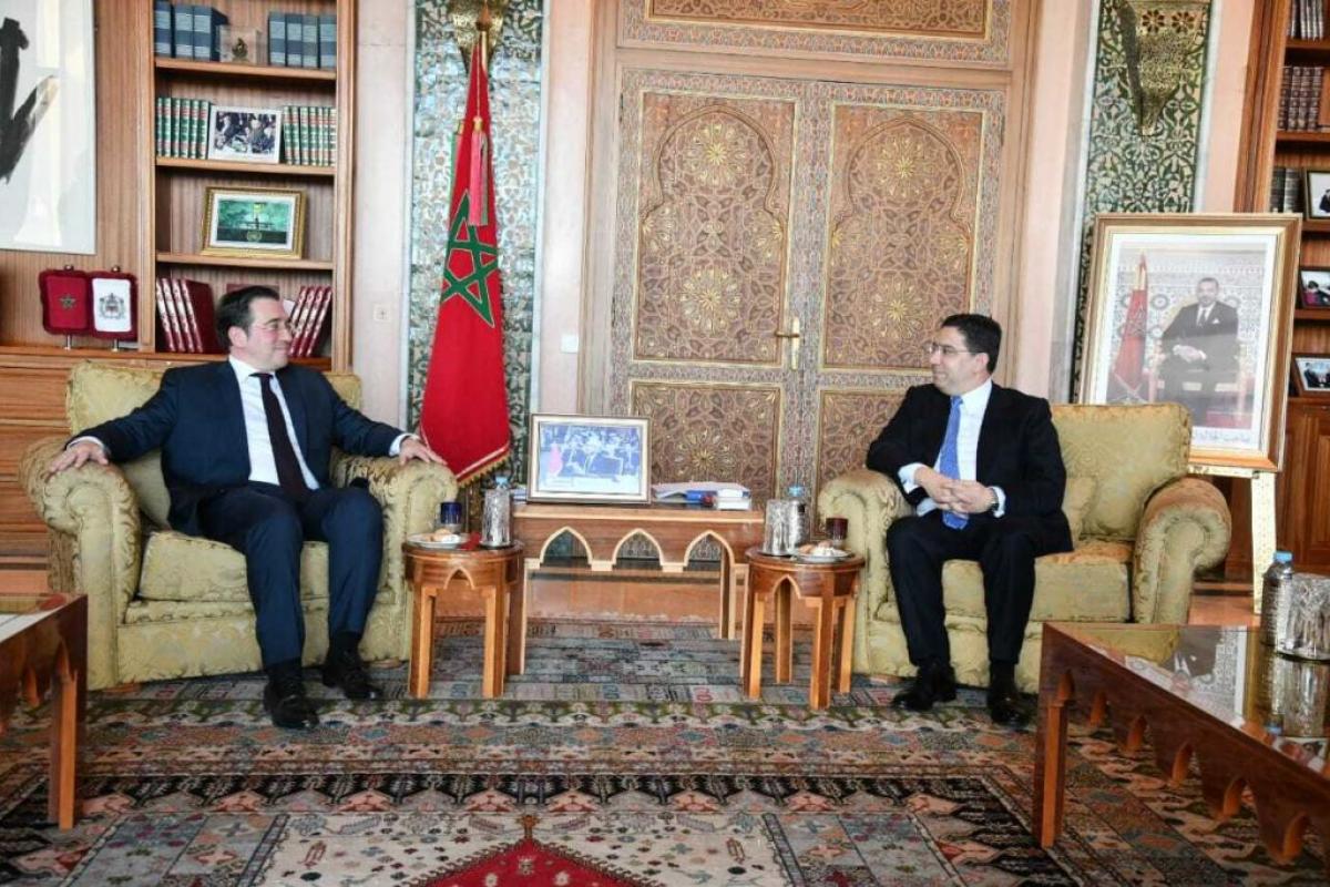 El ministro español de Asuntos Exteriores, José Manuel Albares (i), se reúne con su homólogo marroquí, Nasser Bourita (d), en Rabat.