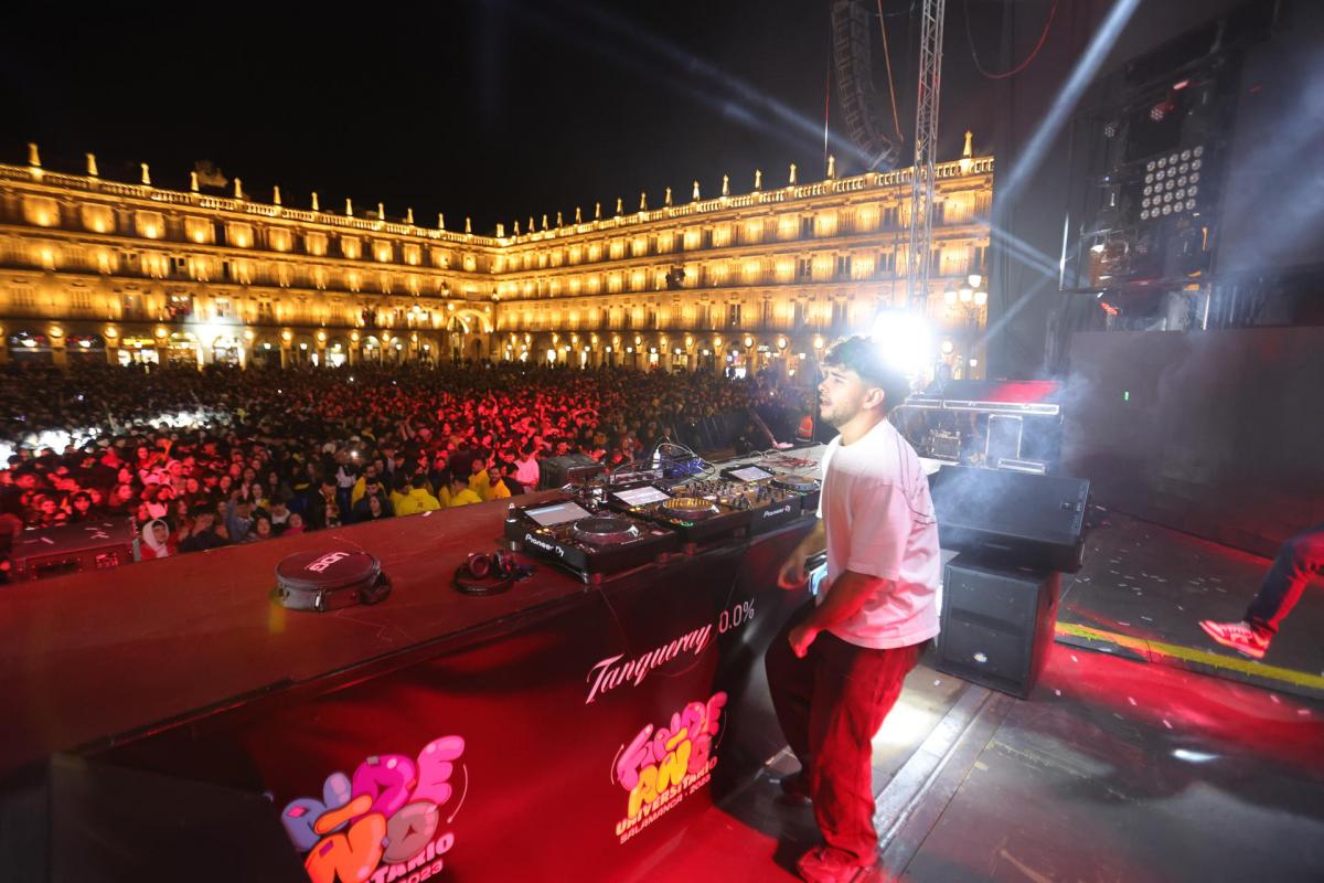 Un dj anima el fin de año universitario, que se ha convertido en fiesta multitudinaria desde sus inicios en 1999 como improvisada despedida de unos amigos.