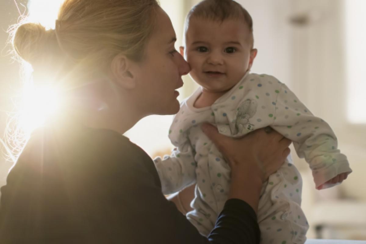 Una madre con su hijo.