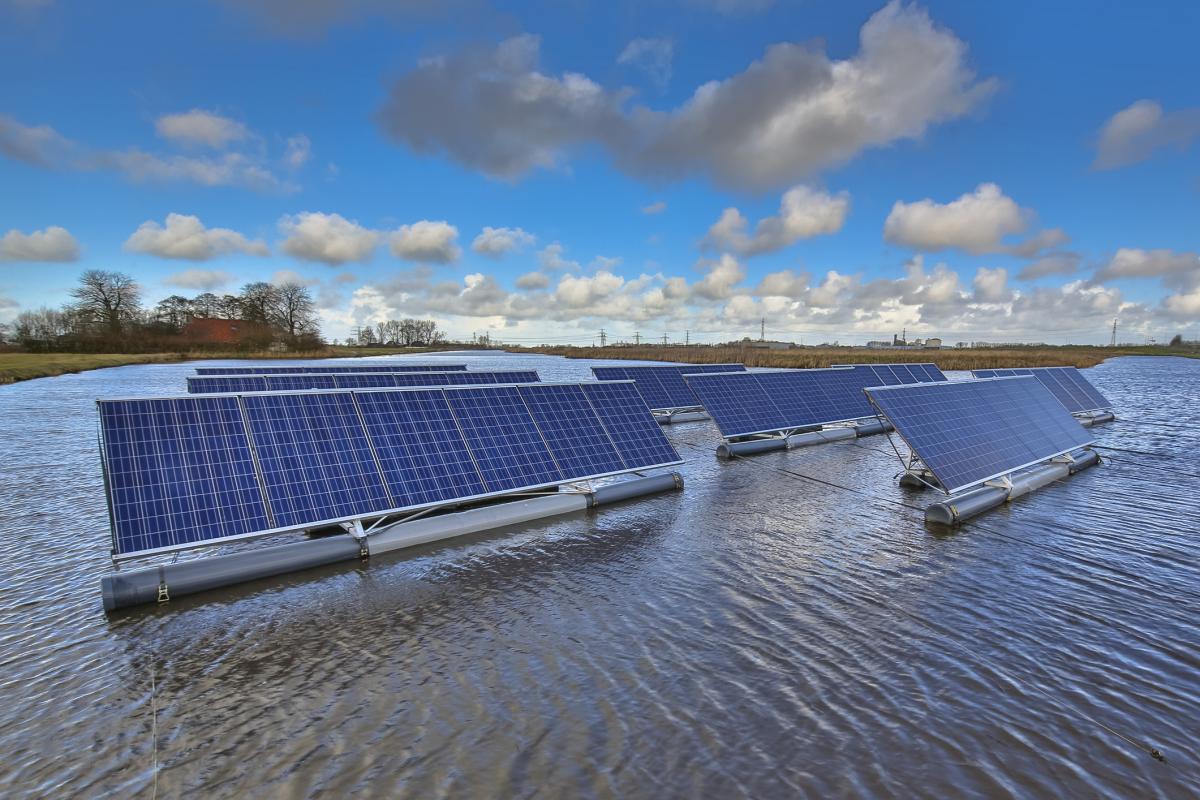 Una plataforma de placas solares flotantes.