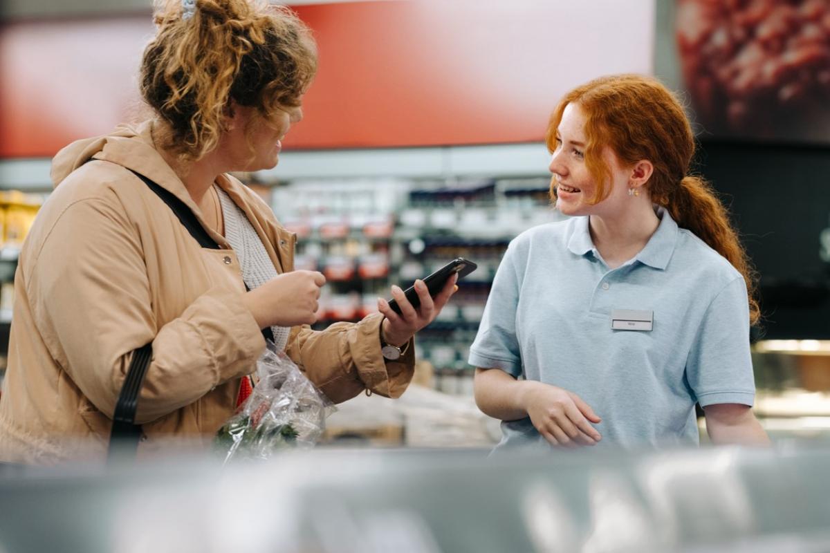 Foto de archivo de una trabajadora y una clienta.