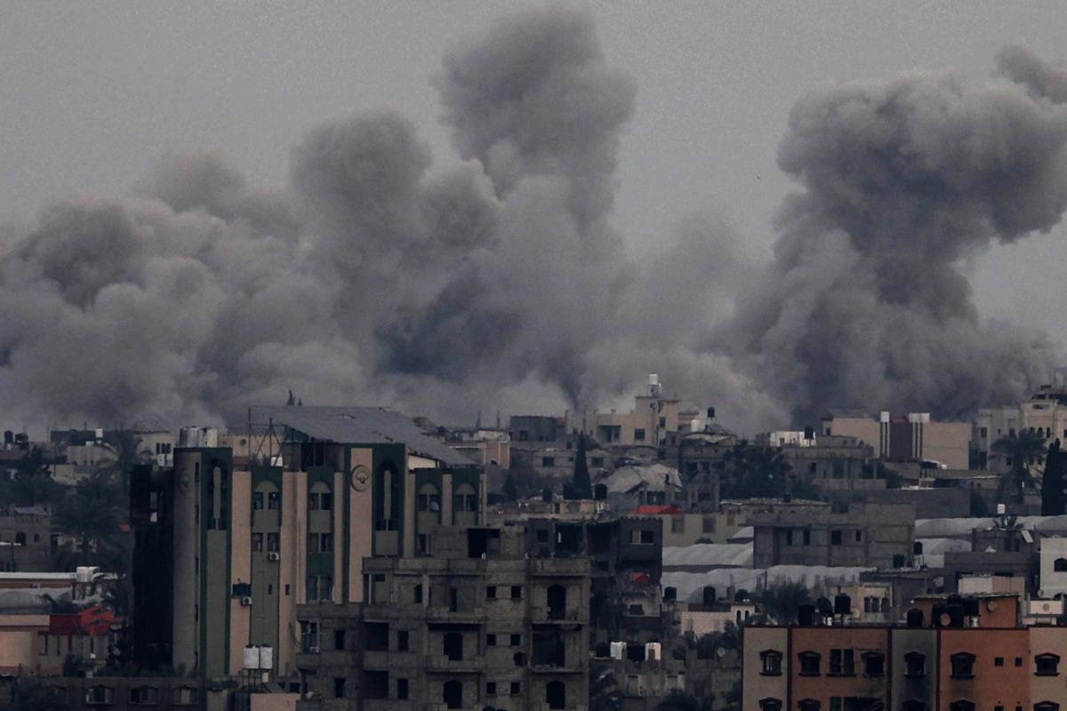 Bombardeos israelíes sobre Yan Younis, sur de Gaza.