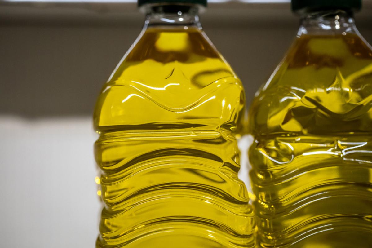 Imagen de archivo de envases con aceite de oliva.