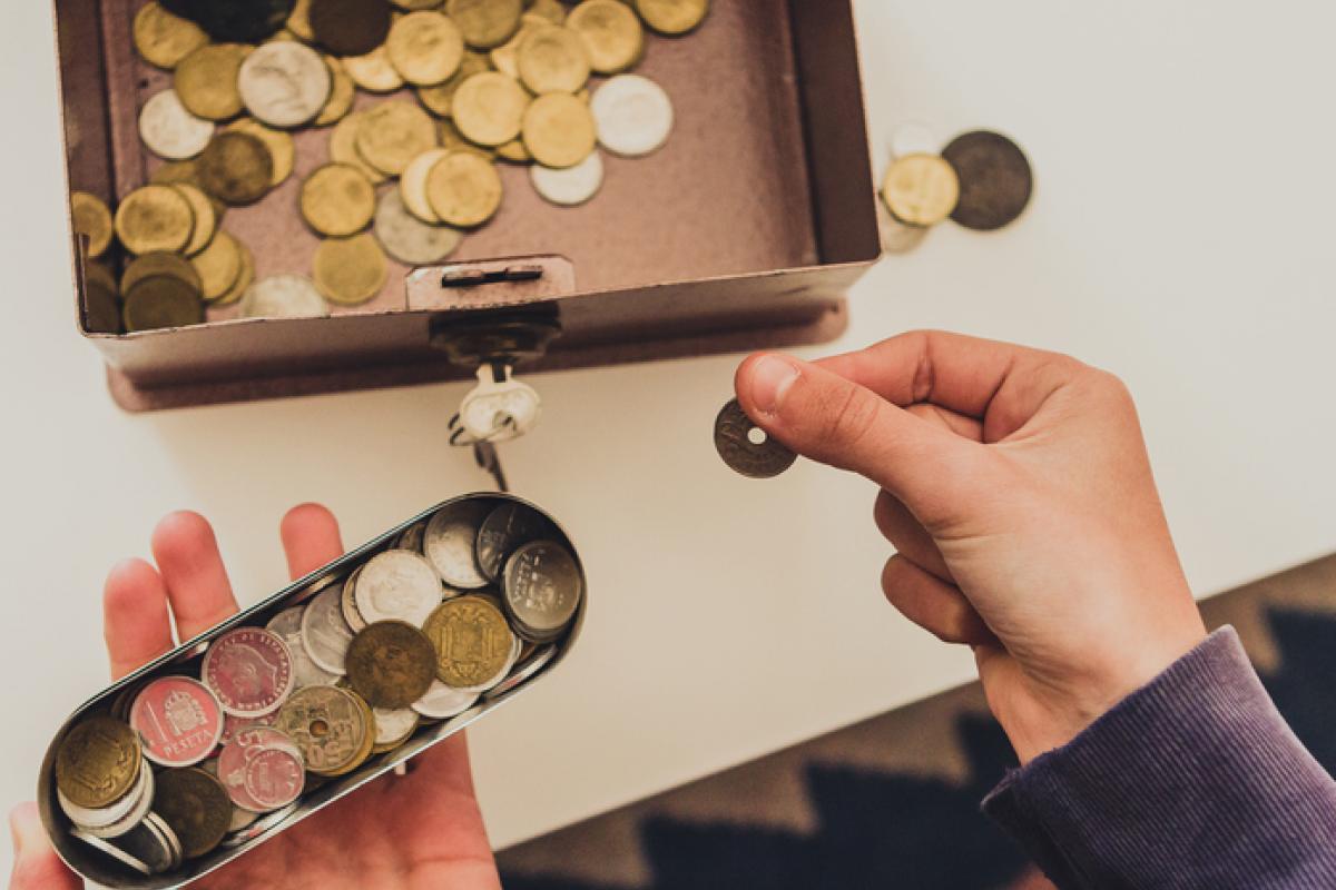 Imagen de archivo de una caja con monedas antiguas de peseta.