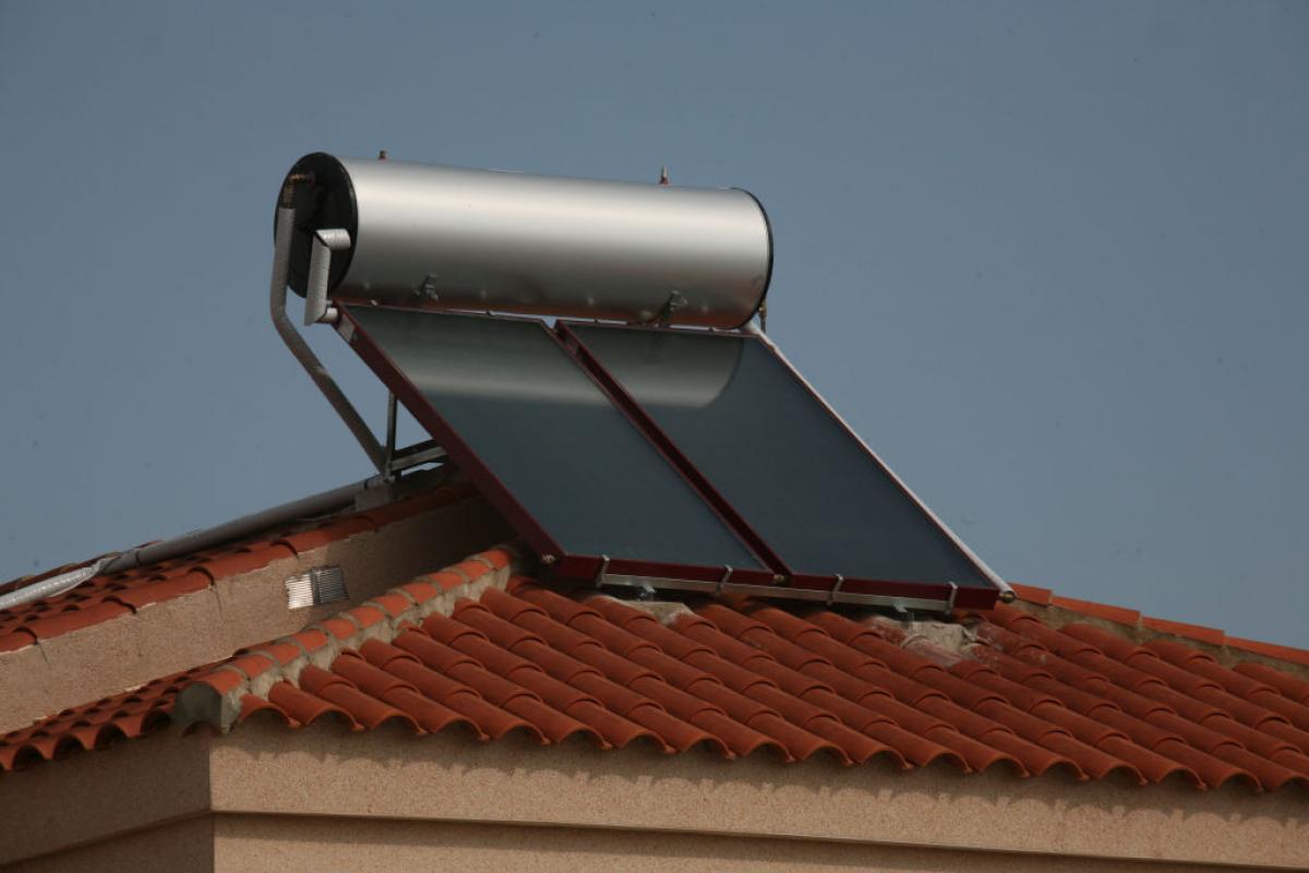 Un panel solar instalado en el tejado de un edificio de Jerez.