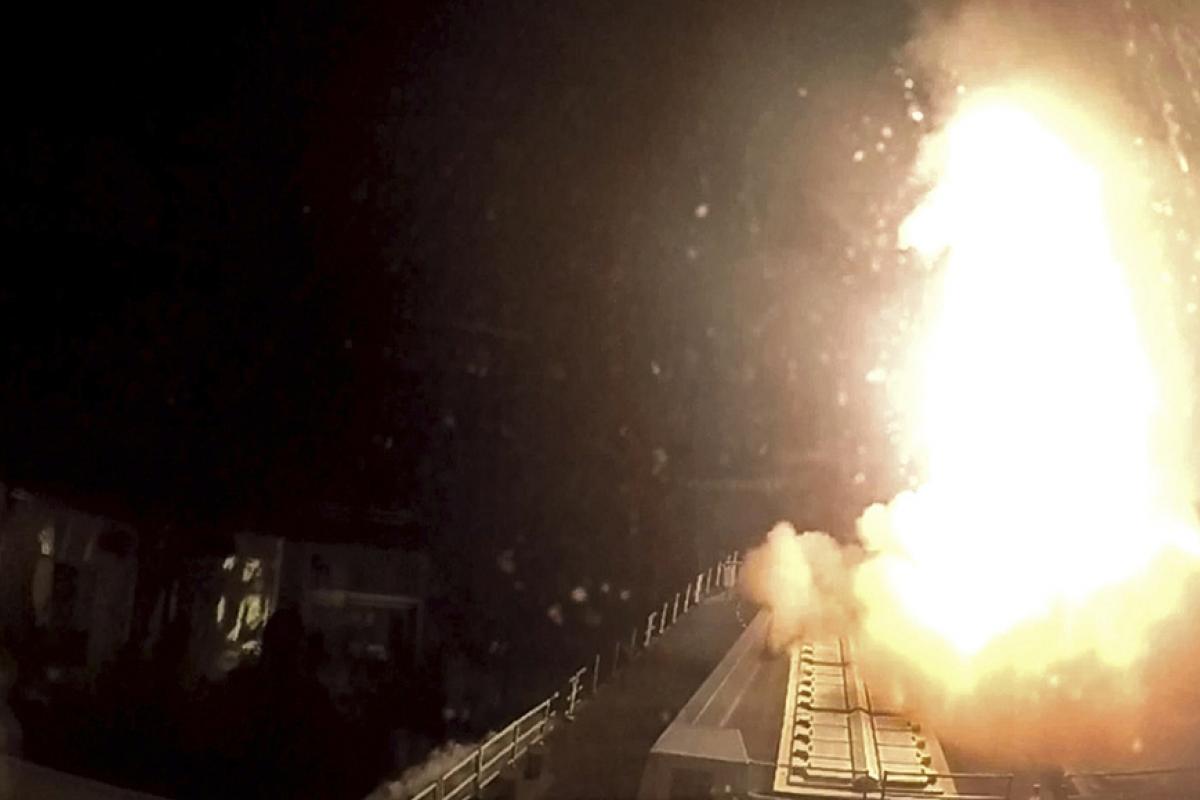 El HMS Diamond dispara un misil para derribar un dron  sobre el Mar Rojo.