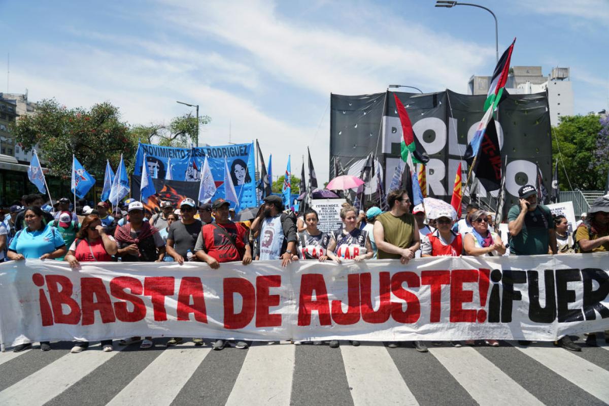 Miles de personas se manifiestan en Buenos Aires contra las políticas de Javier Milei.
