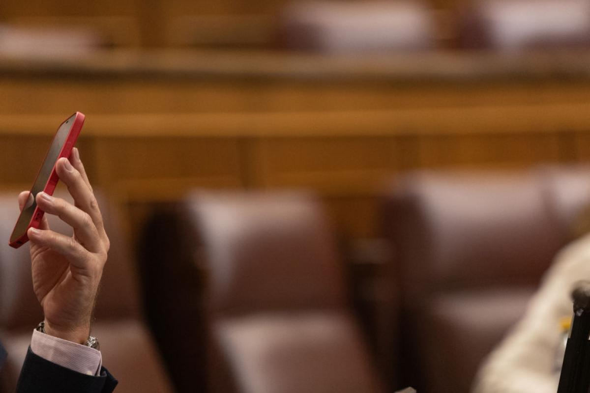 Un diputado maneja un móvil en el Congreso