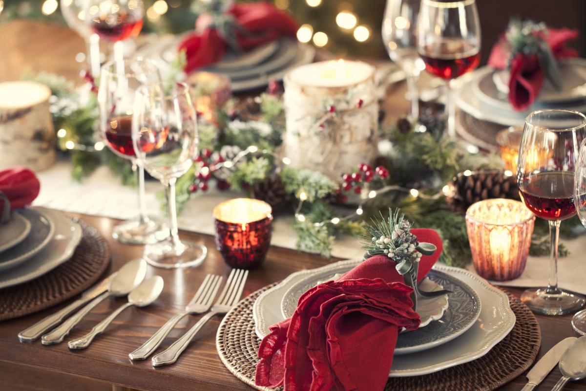 Una mesa de Navidad preparada para sus comensales.